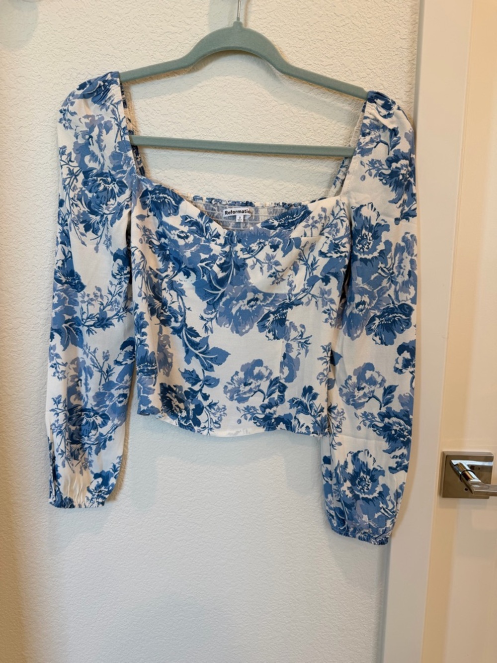 Reformation White and Blue Floral Puff-Sleeve Cropped Blouse